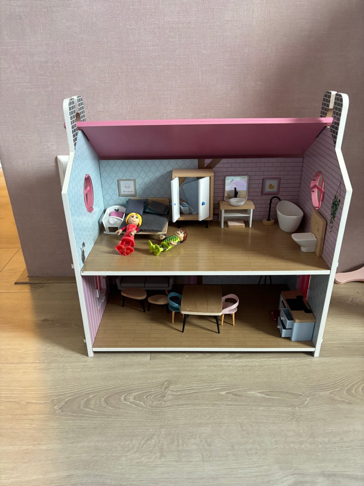 Groot Houten Poppenhuis met Meubels en Poppen, Ophalen, Zo goed als nieuw, Poppenhuis