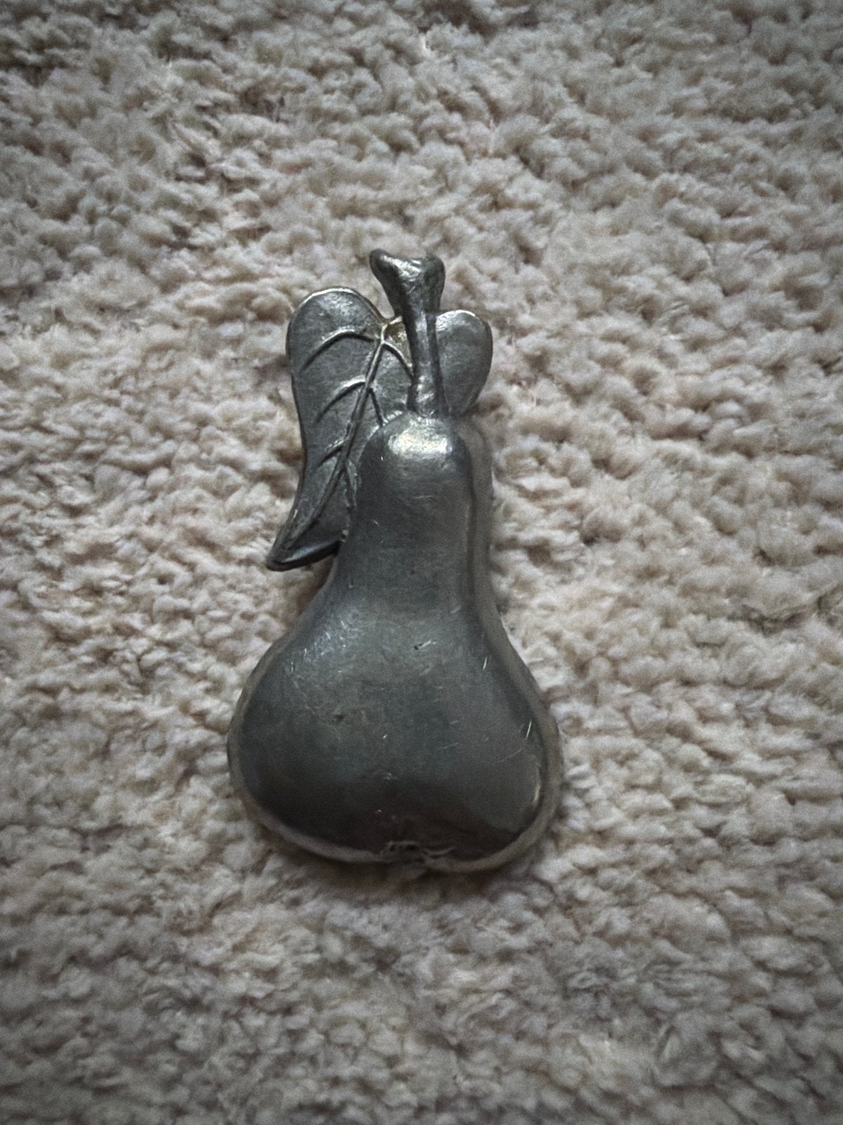 Vintage Tinnen Broche Peer met Engelen Vleugels, Overige materialen, 4 tot 7 cm, Gebruikt, Verzenden
