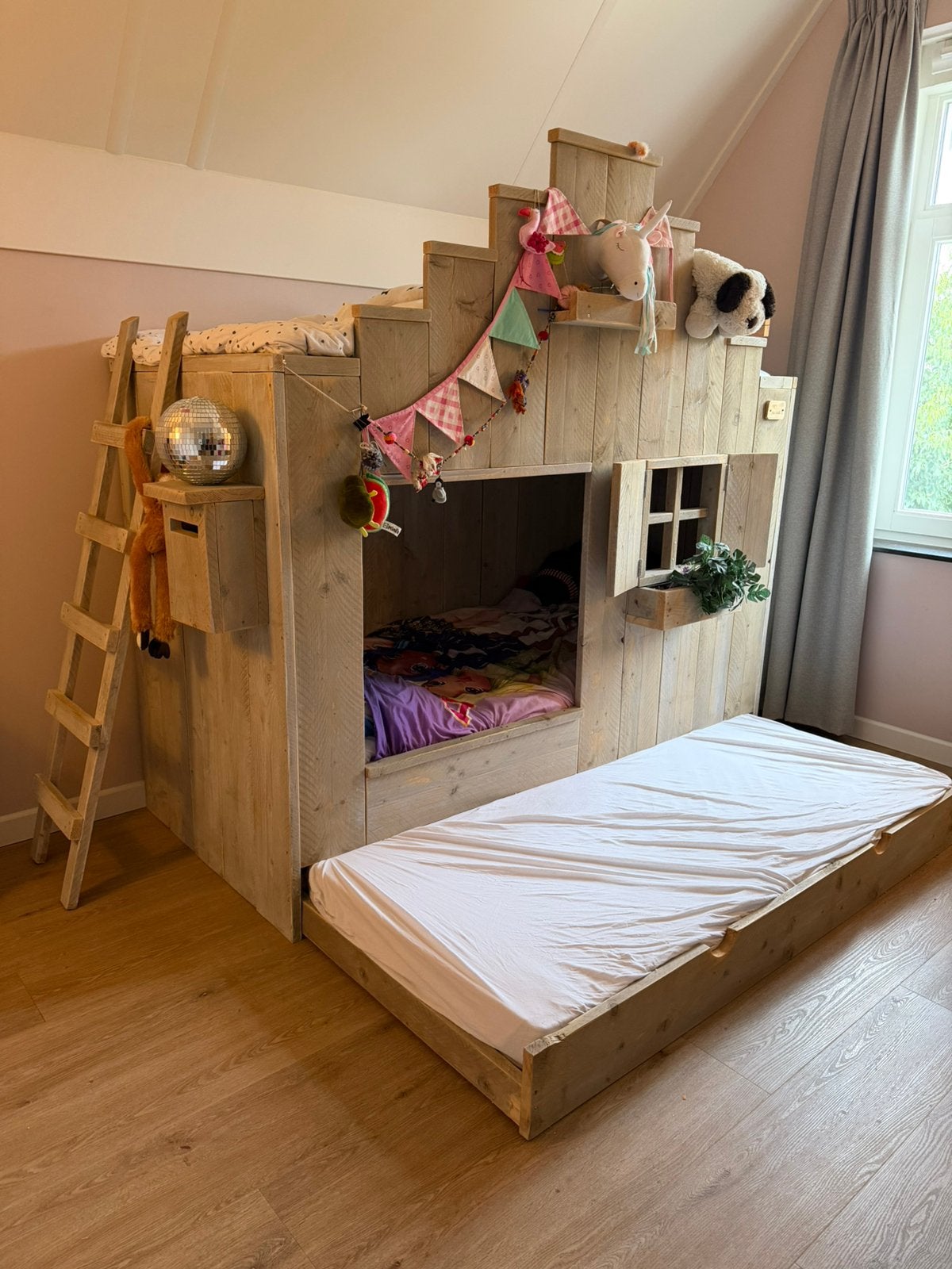 Unieke houten hoogslaper / bedstee – 3 slaapplaatsen, Ophalen, Zo goed als nieuw, Hoogslaper