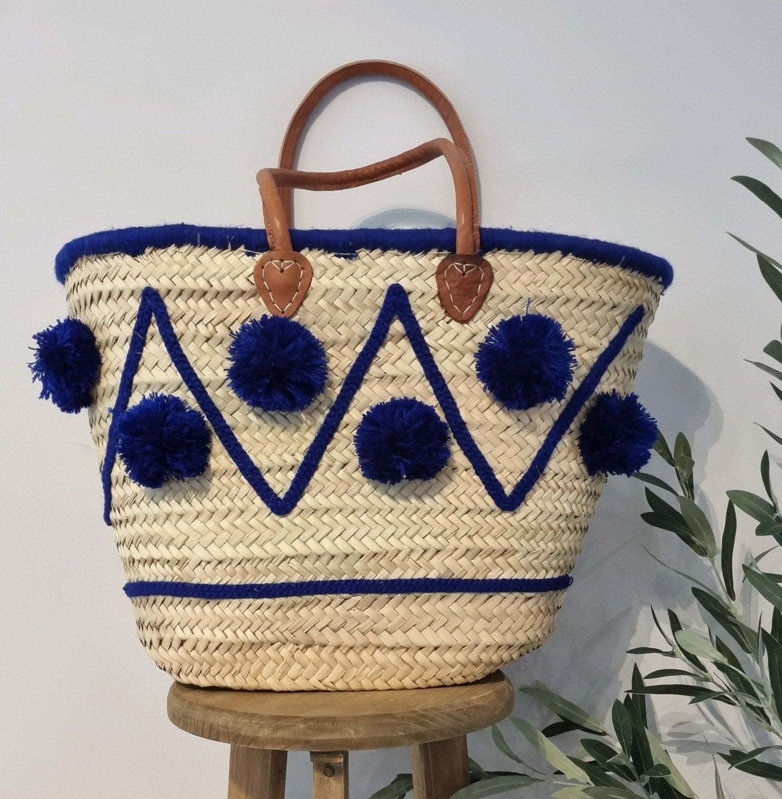 Stro tas met blauwe pompons en leren handvatten, Ophalen of Verzenden