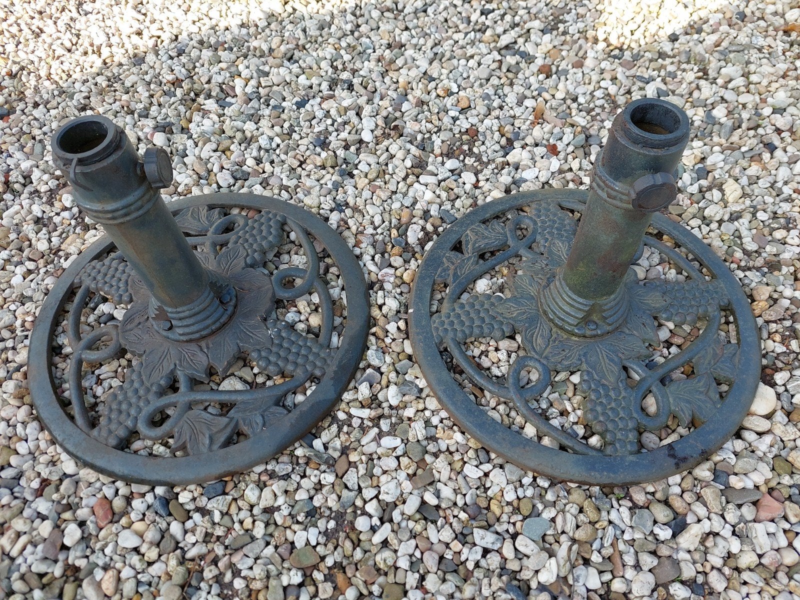 Twee gietijzeren parasolvoeten met druivenmotief, Tuin en Terras, Ophalen, Gebruikt, Minder dan 1 meter, Parasolvoet