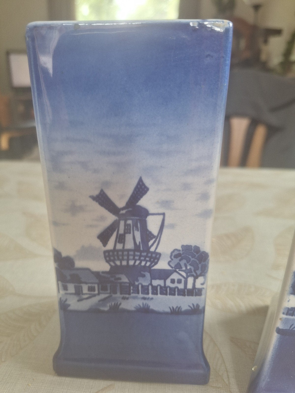 2 delfs blauwe driehoek vaasjes, Antiek en Kunst, Ophalen