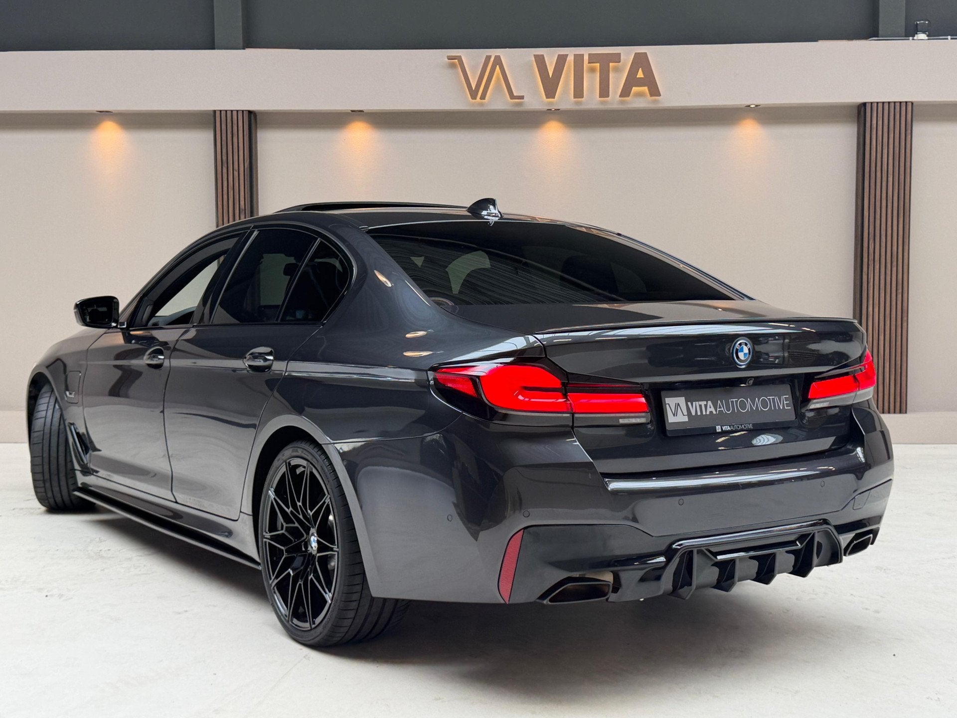 BMW 5 Serie 545e xDrive High Executive Full Option|360Cam|Pa, Automaat, Gebruikt, Euro 6, 2000 kg