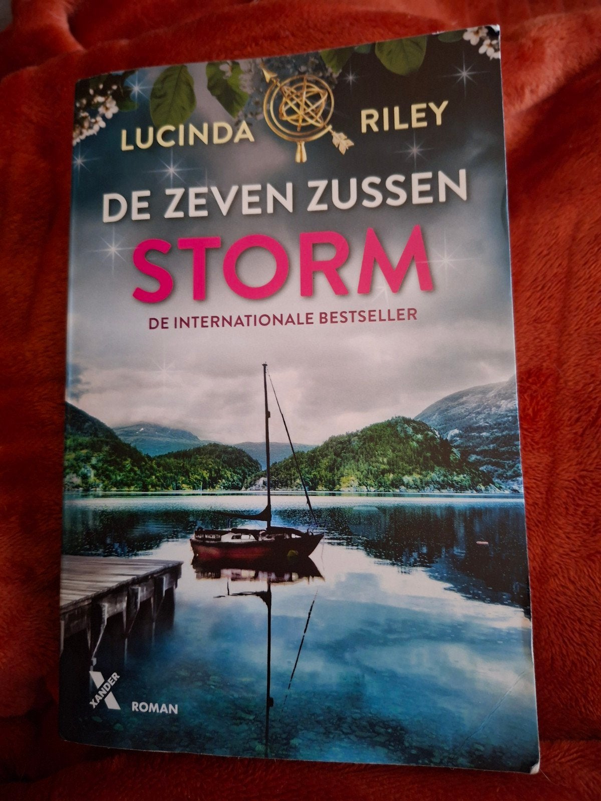 De Zeven Zussen - Storm (deel 2) - Lucinda Riley, Boeken, Ophalen of Verzenden, Zo goed als nieuw, Lucinda Riley, Nederland
