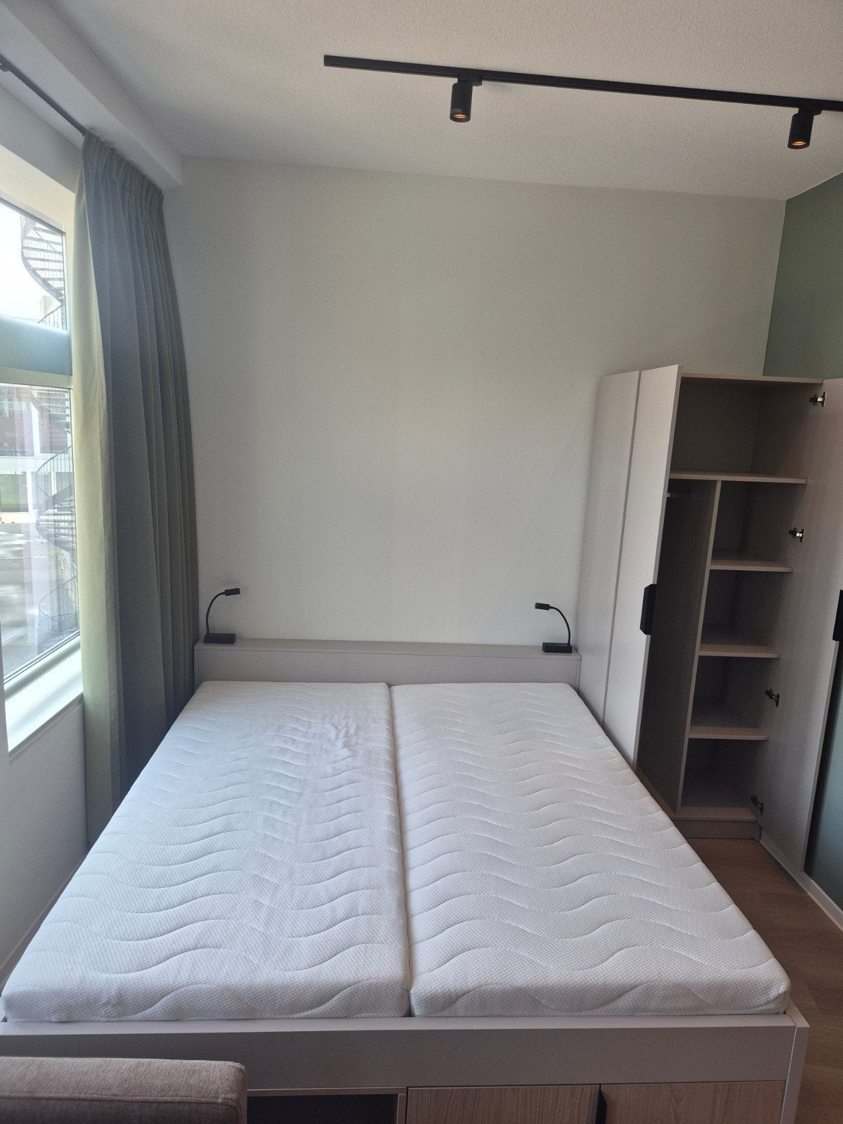 Bed tweepersoons (180x220) + bijpassende Kast, Ophalen, 180 cm, Hout, 220 cm