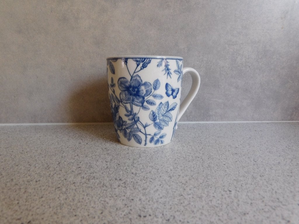 Mok 9x8 cm. Blauw Wit Bloemen Amely Jones, Huis en Inrichting, Keuken | Servies, Ophalen of Verzenden, Zo goed als nieuw, Overige stijlen