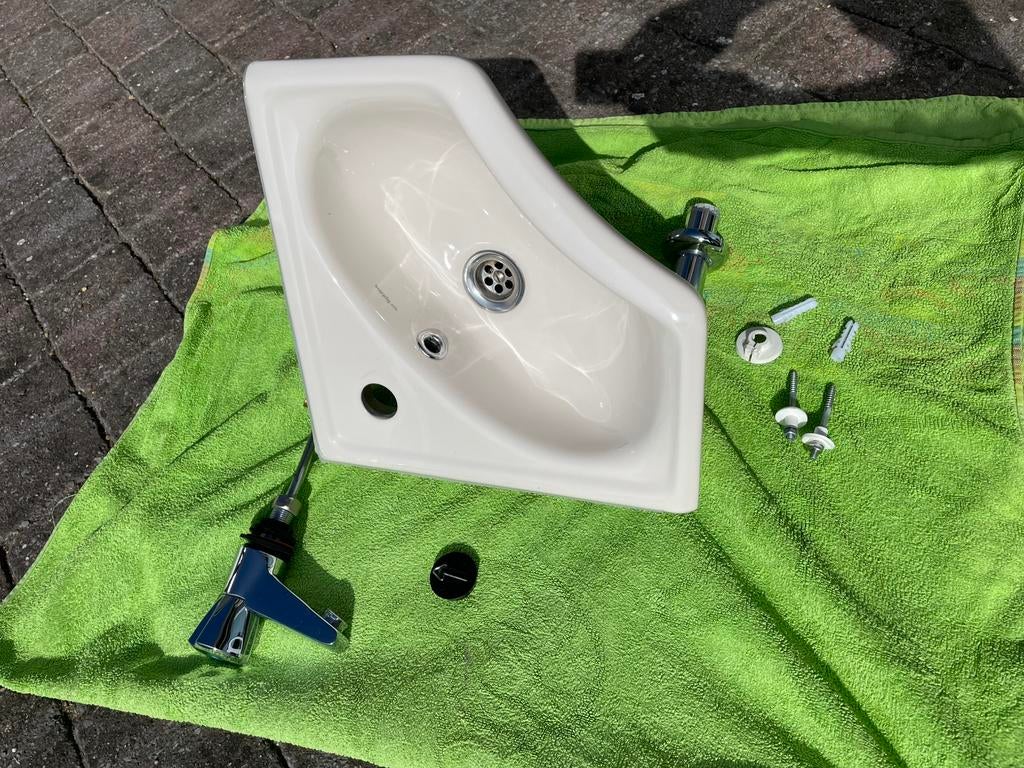 Hoekwastafel met kraan en sifon, Huis en Inrichting, Badkamer | Badkamermeubels, Minder dan 50 cm, Ophalen of Verzenden, Zo goed als nieuw