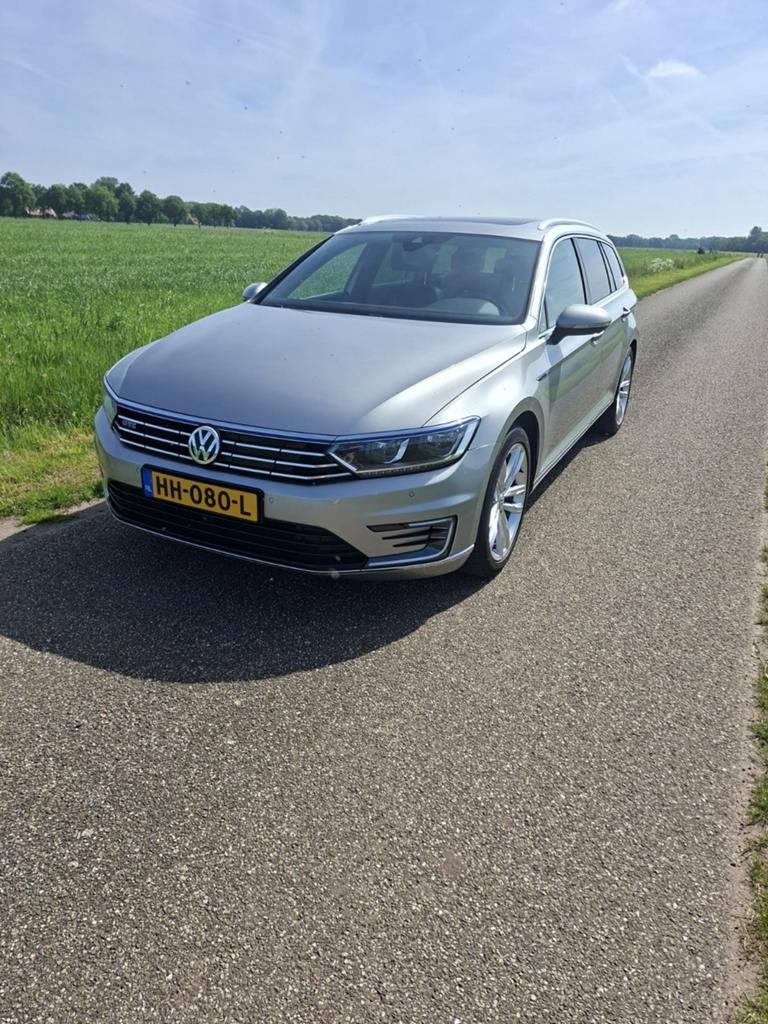 Volkswagen Passat 1.4 TSI 160KW GTE Phev VAR Dsg6 2015 Grijs, Auto's, Hybride Elektrisch/Benzine, 1600 kg, 93 €/maand, Te koop