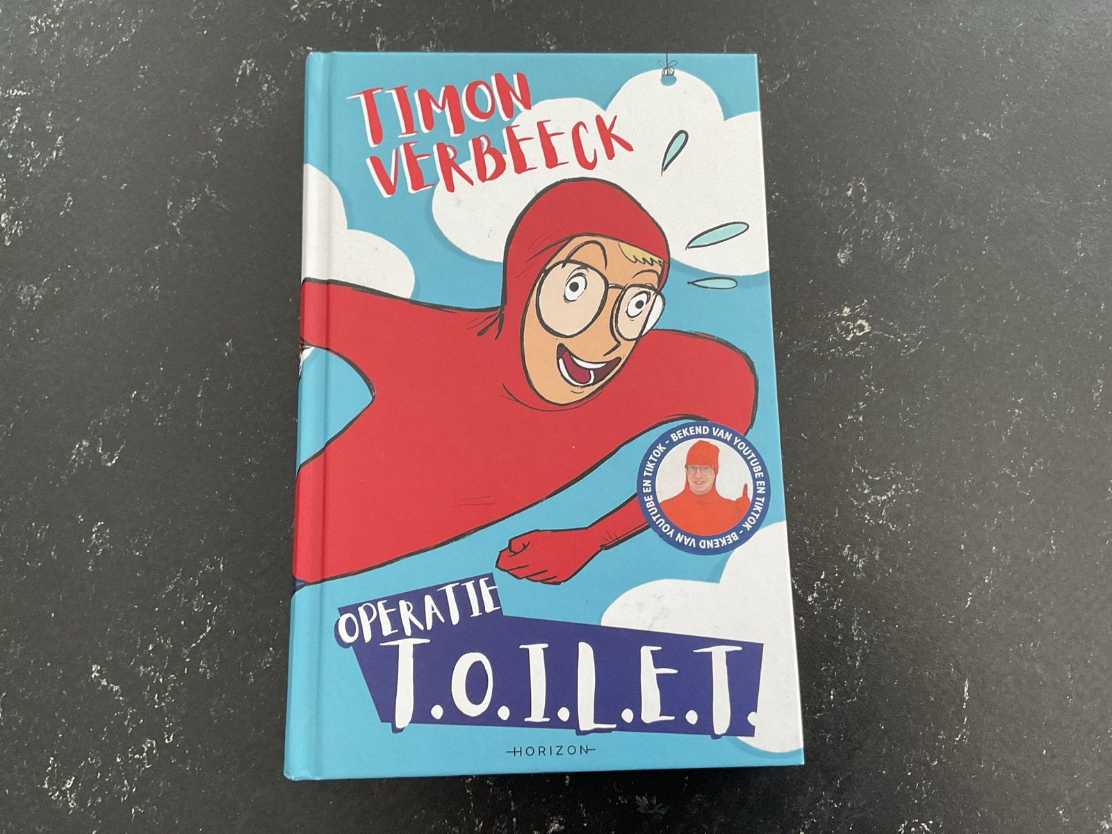 Timon Verbeeck - Operatie T.O.I.L.E.T. (Zo goed als nieuw), Boeken, Ophalen of Verzenden, Zo goed als nieuw, Fictie algemeen