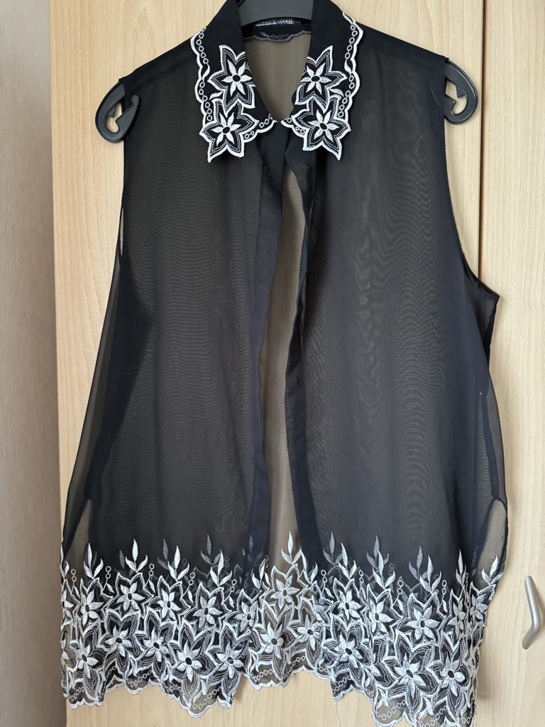 Voile zwarte blouse/body met witte borduursels, Maat 38/40 (M), Zwart, Ophalen of Verzenden, Zo goed als nieuw