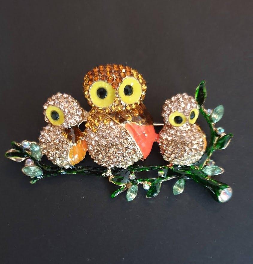 Leuke kleurige broche van 3 uilen en Swarovski elements, Overige materialen, Verzenden, Zo goed als nieuw, Goud