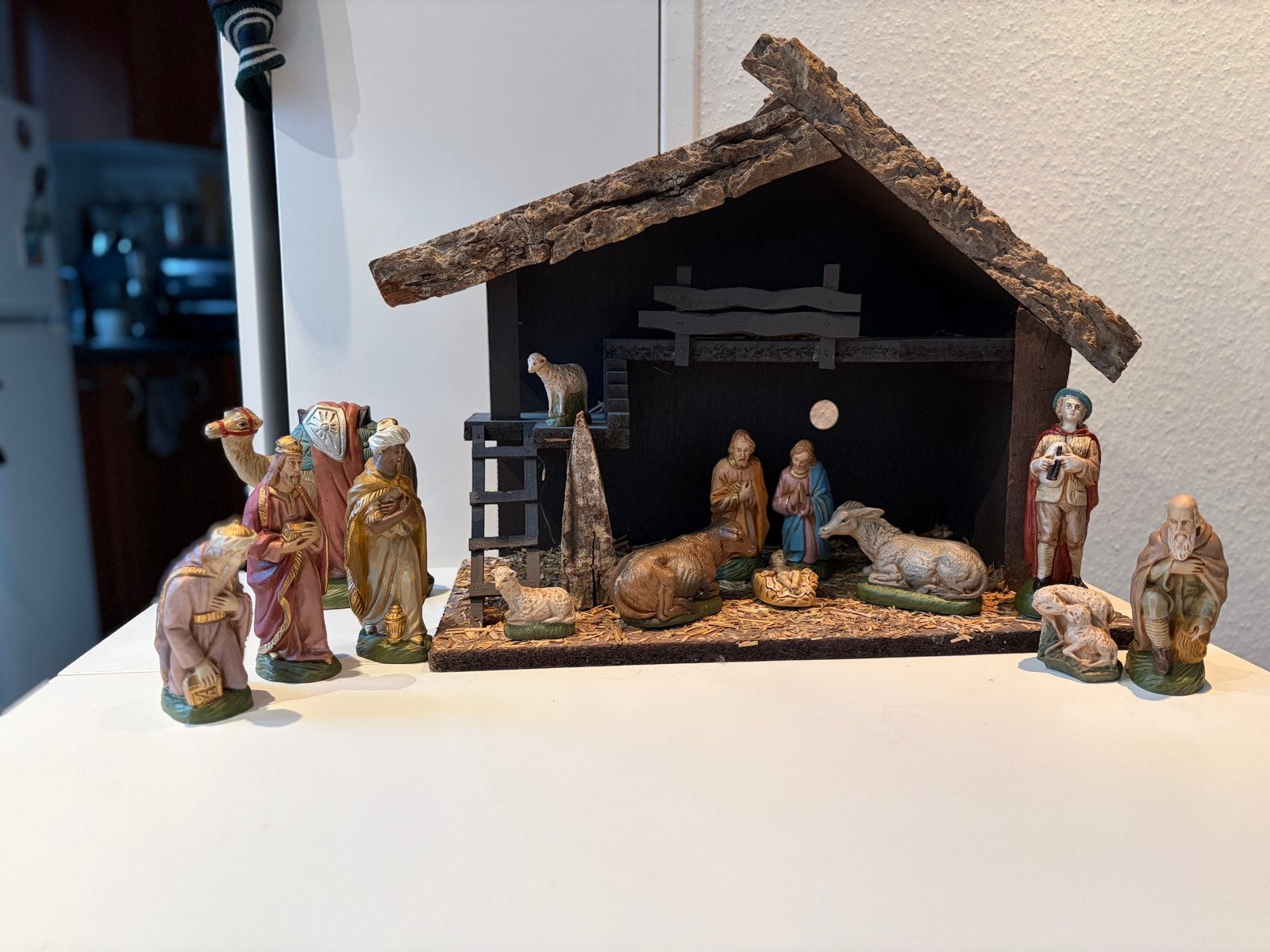 Kerststal vintage met 14 handbeschilderde figuren, Diversen, Ophalen of Verzenden, Zo goed als nieuw