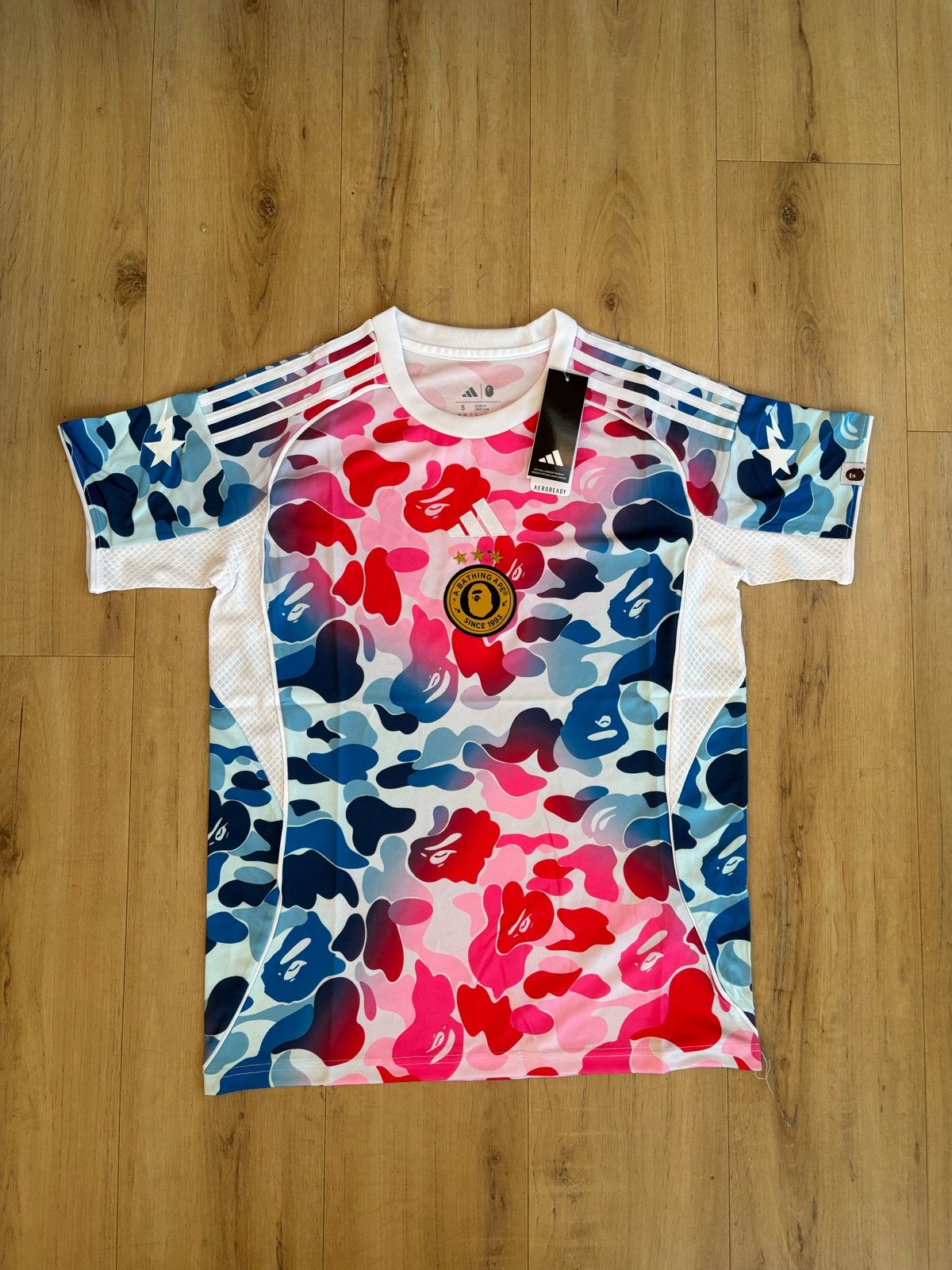 Adidas x BAPE Voetbalshirt Camo Roze/Blauw Maat S, Nieuw, Ophalen of Verzenden, Roze, Voetbal