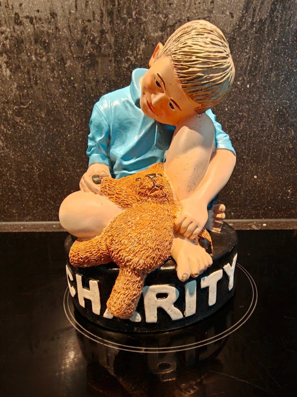 Unieke spaarpot 'Charity Begins at Home' - Jongen met beer, Verzamelen, Spaarpotten, Ophalen of Verzenden