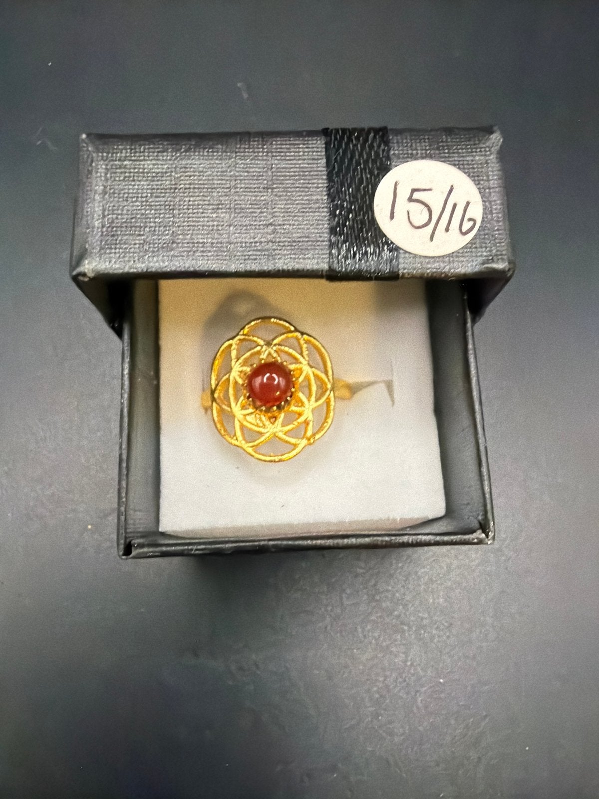 Vergulde messing ring met rode steen, Overige materialen, Ophalen of Verzenden, Zo goed als nieuw, X