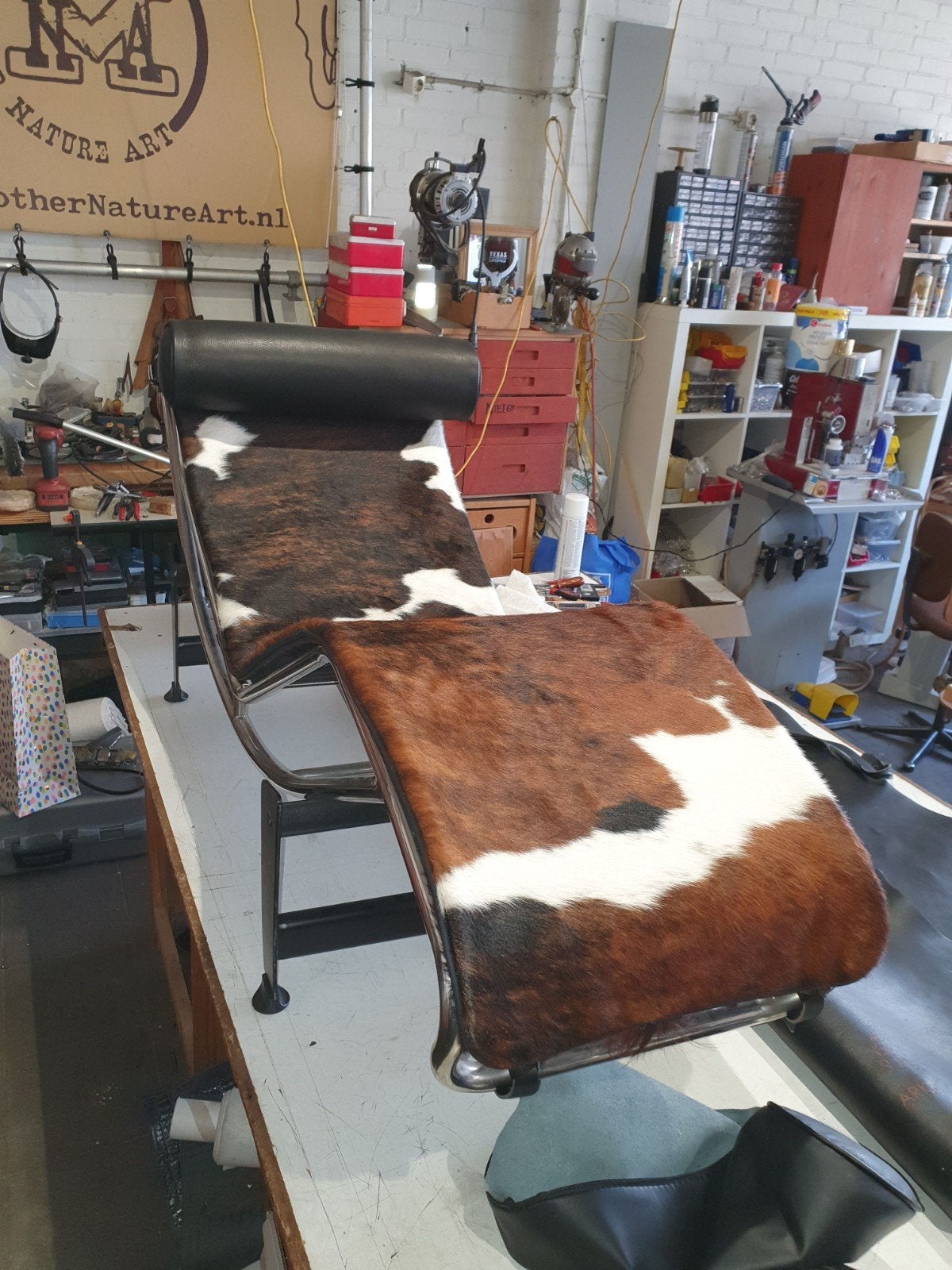 Herstoffering Le Corbusier Lc4 A-Klasse Koehuiden, Huis en Inrichting, Banken | Sofa's en Chaises Longues, Ophalen, Eenpersoons