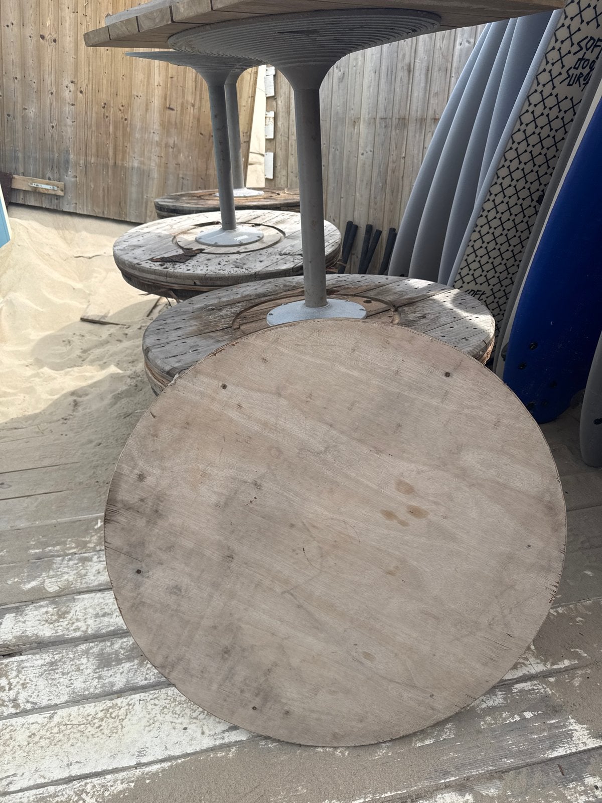 Gratis Robuuste houten statafels met metalen voet, Ophalen, Gebruikt