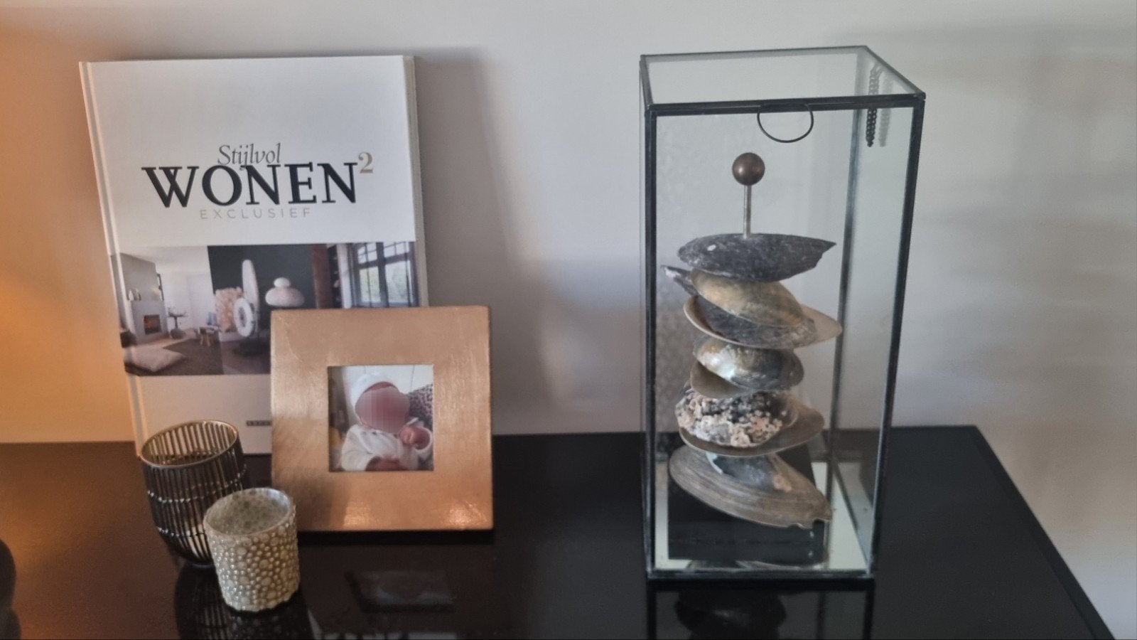 Schelpenstandaard in glaskastje, Ophalen