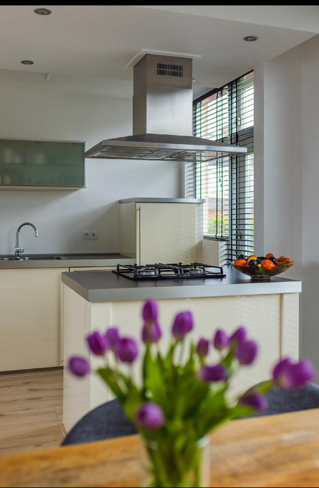 Moderne keuken met kookeiland en inbouwapparatuur, Huis en Inrichting, Keuken | Complete keukens, Ophalen, Gebruikt, Dubbelwandige keuken