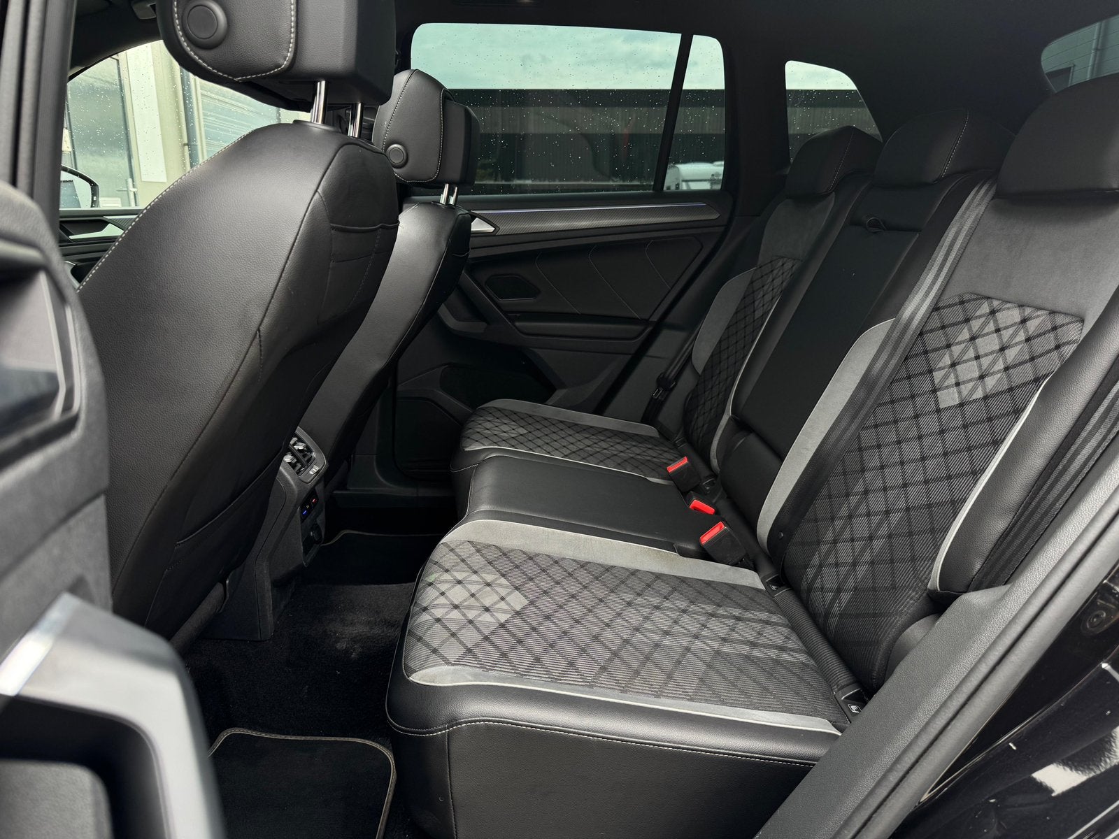 Foto 14 van Volkswagen Tiguan 1.4 TSI eHybrid R-line PANO / HUD / VOL