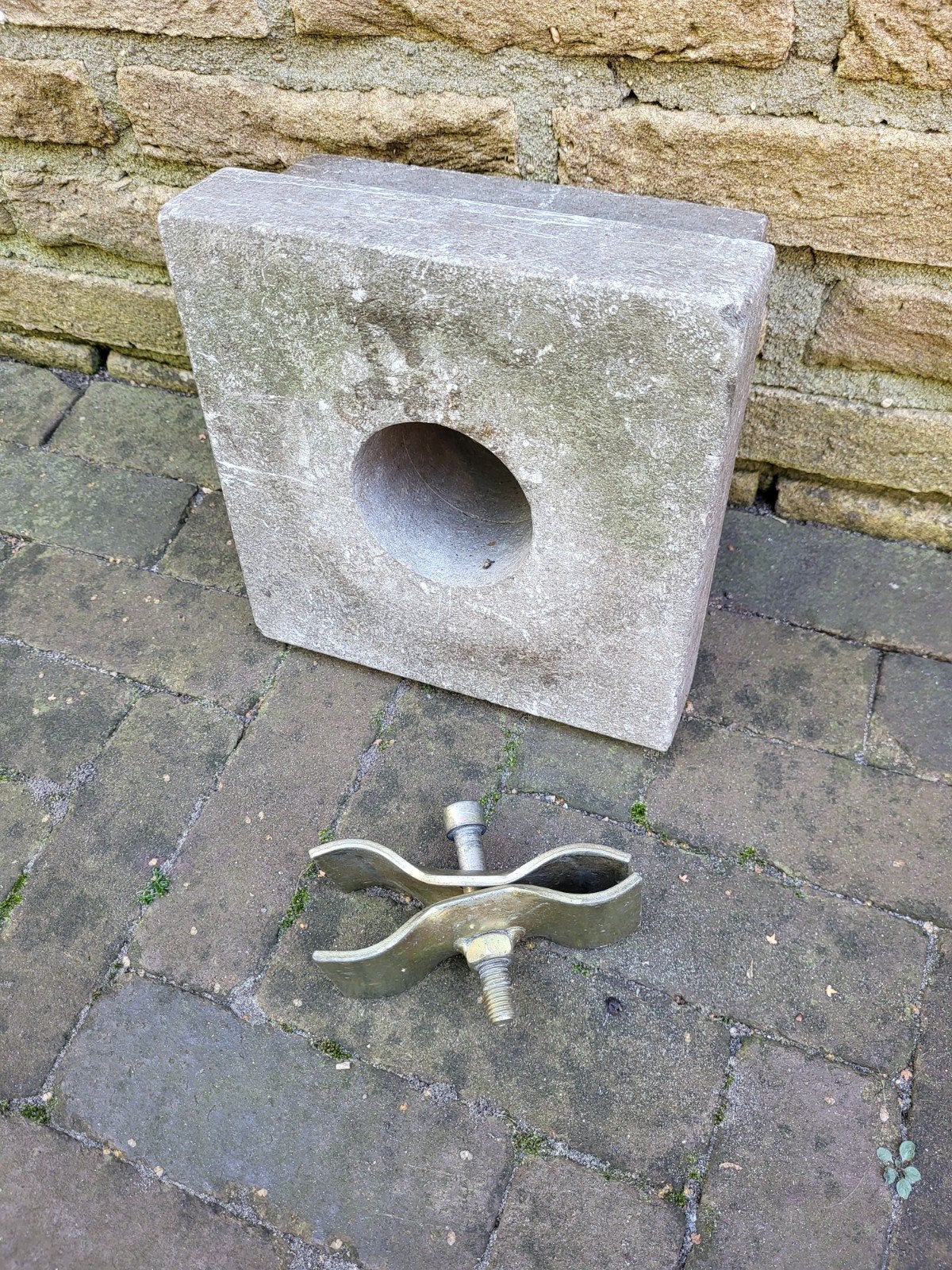 Steen met opening en beugel voor hekbevestiging, Tuin en Terras, Ophalen of Verzenden, Gebruikt, Overige materialen, Overige typen