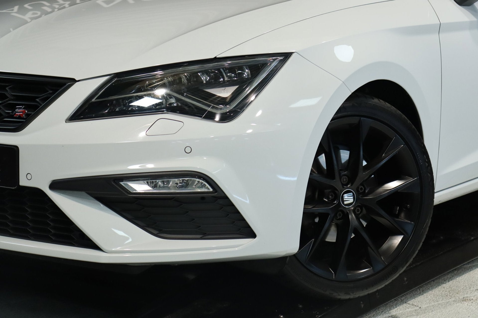 SEAT Leon ST 1.5 TSI FR Black Edition / PANO / VIRTUAL / ACC, Zwart, 4 cilinders, Leon, Wit