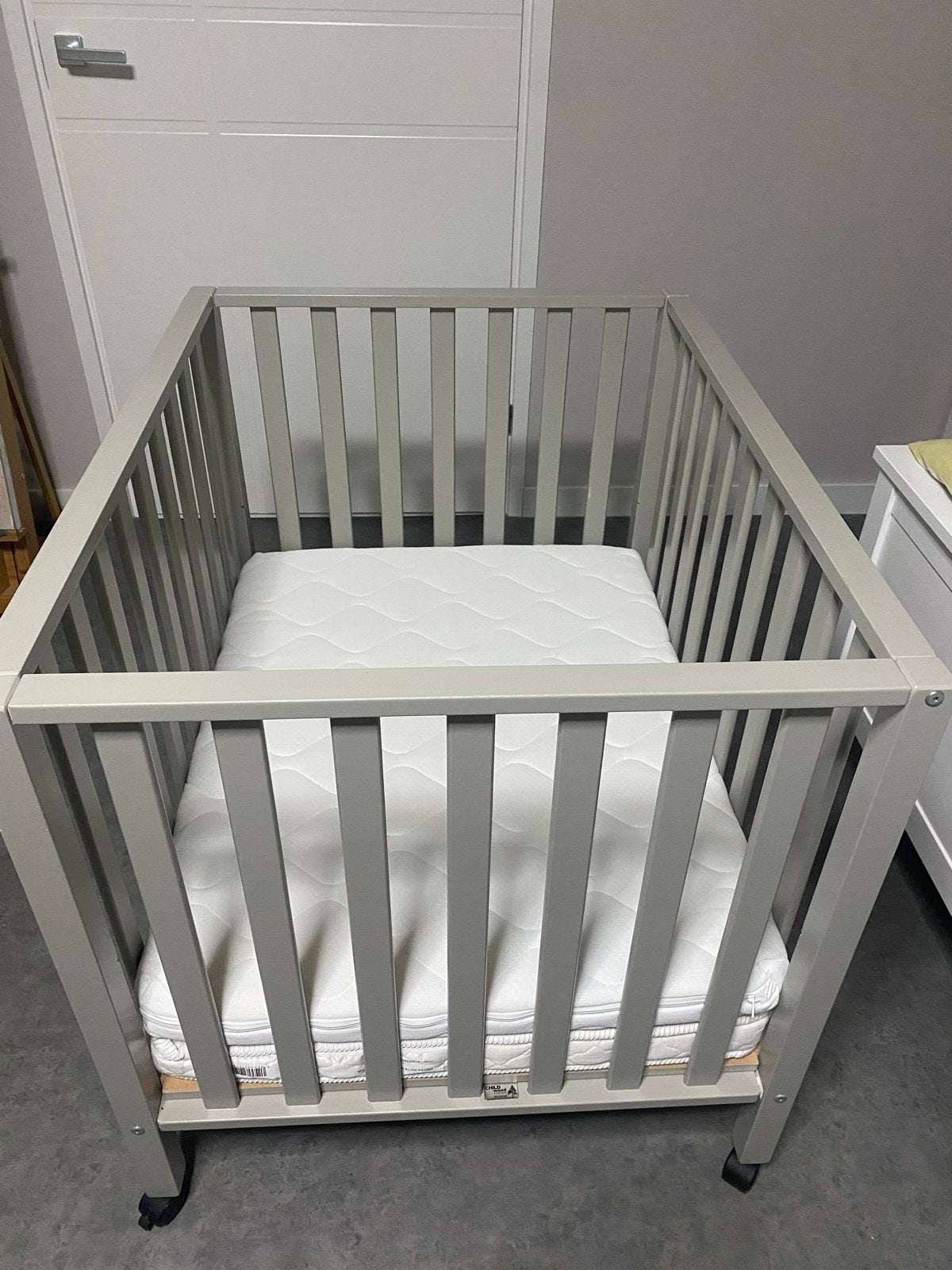 Baby Box op wieltjes in prima staat- Grijs met 2 matrasjes, Ophalen, Zo goed als nieuw