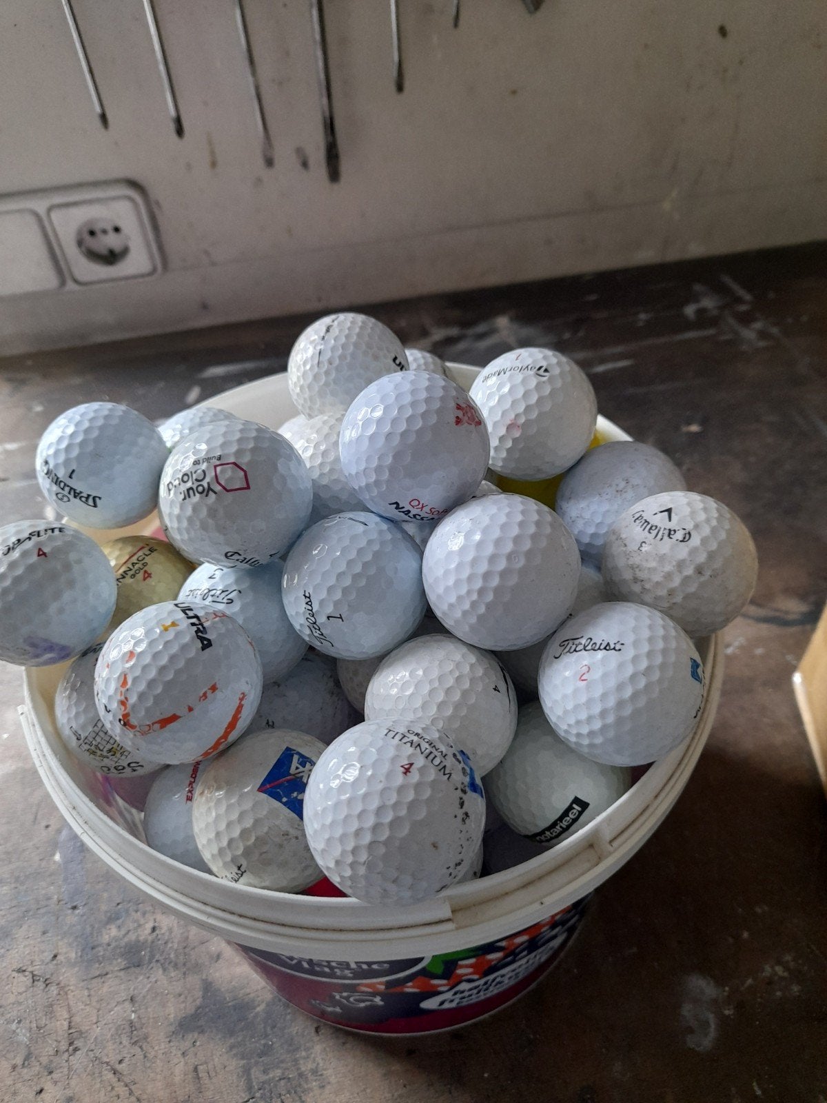 100 golfballen - diverse merken, Sport en Fitness, Ophalen of Verzenden, Gebruikt, Bal(len), Overige merken