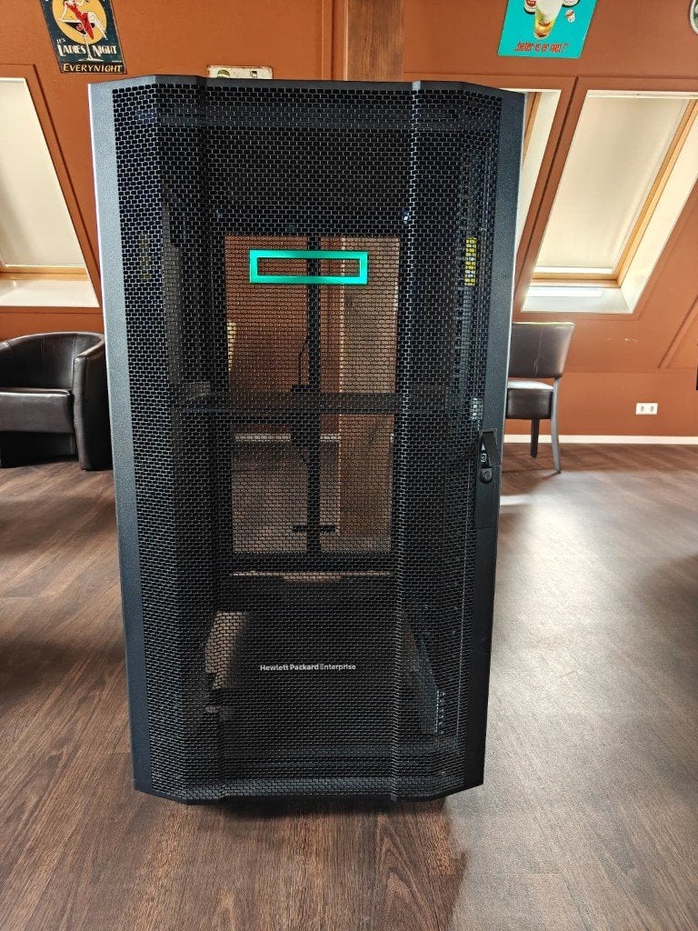 HPE 22U serverkast, Computers en Software, Serverkasten, Ophalen, Zo goed als nieuw, Geperforeerd, Geperforeerd