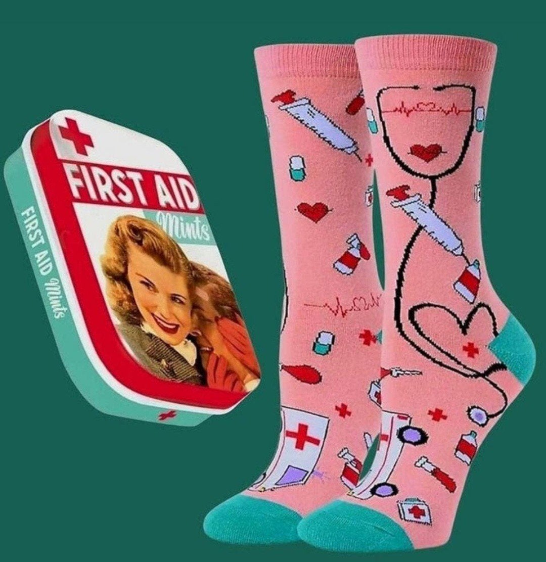 EERSTE HULP SOKKEN + MINI DOOSJE FIRST AID MINTS, Ophalen of Verzenden, Nieuw, Overige maten, Overige kleuren