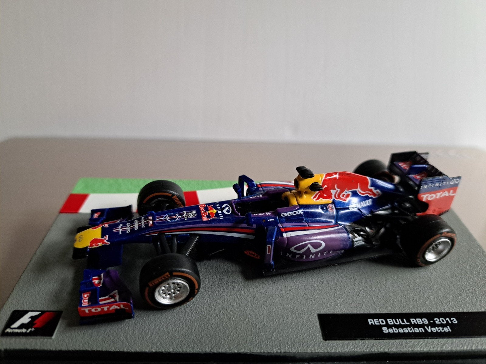 Red Bull RB9, F1 2013, Sebastiaan Vettel 1:43, nieuw, Ophalen of Verzenden, Nieuw, Formule 1