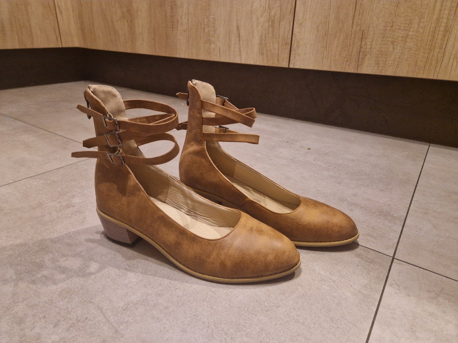 vlotte, open schoen met klein hakje. maat 41/42, Ophalen, Meisje, Schoenen, Nieuw