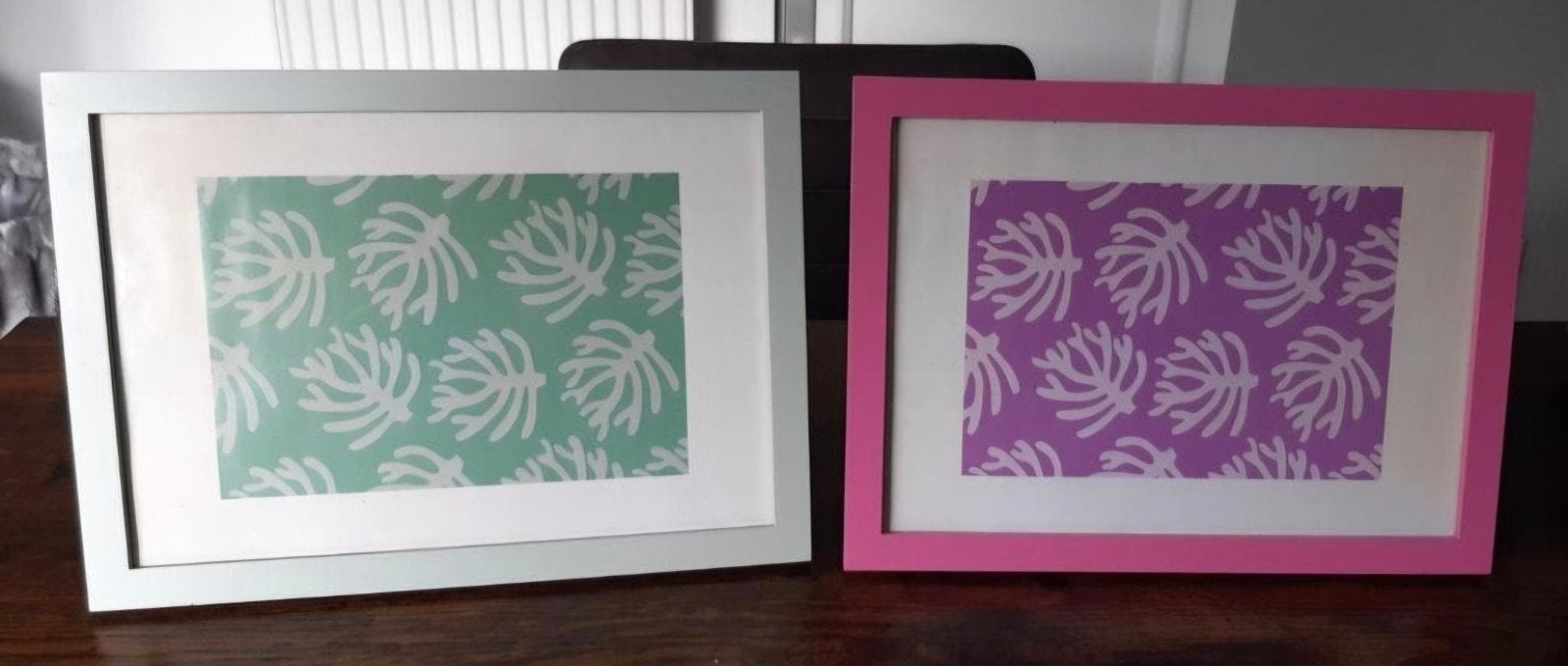 Twee fotolijstjes, roze en lichtgrijs/groenig - 32,5x24 cm, Gebruikt, Roze, Standaard fotolijst, Ophalen of Verzenden