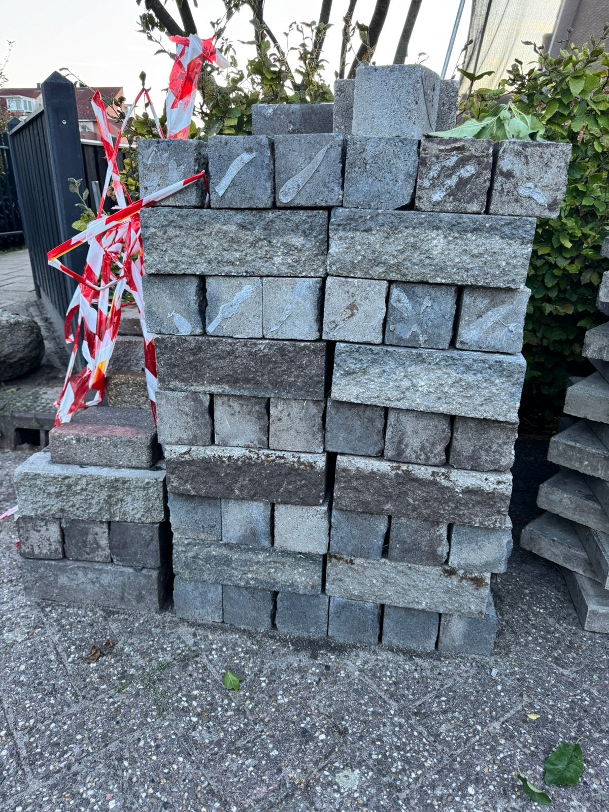 Verschillende tegels en blokken, Ophalen, Gebruikt, Beton, Terrastegels