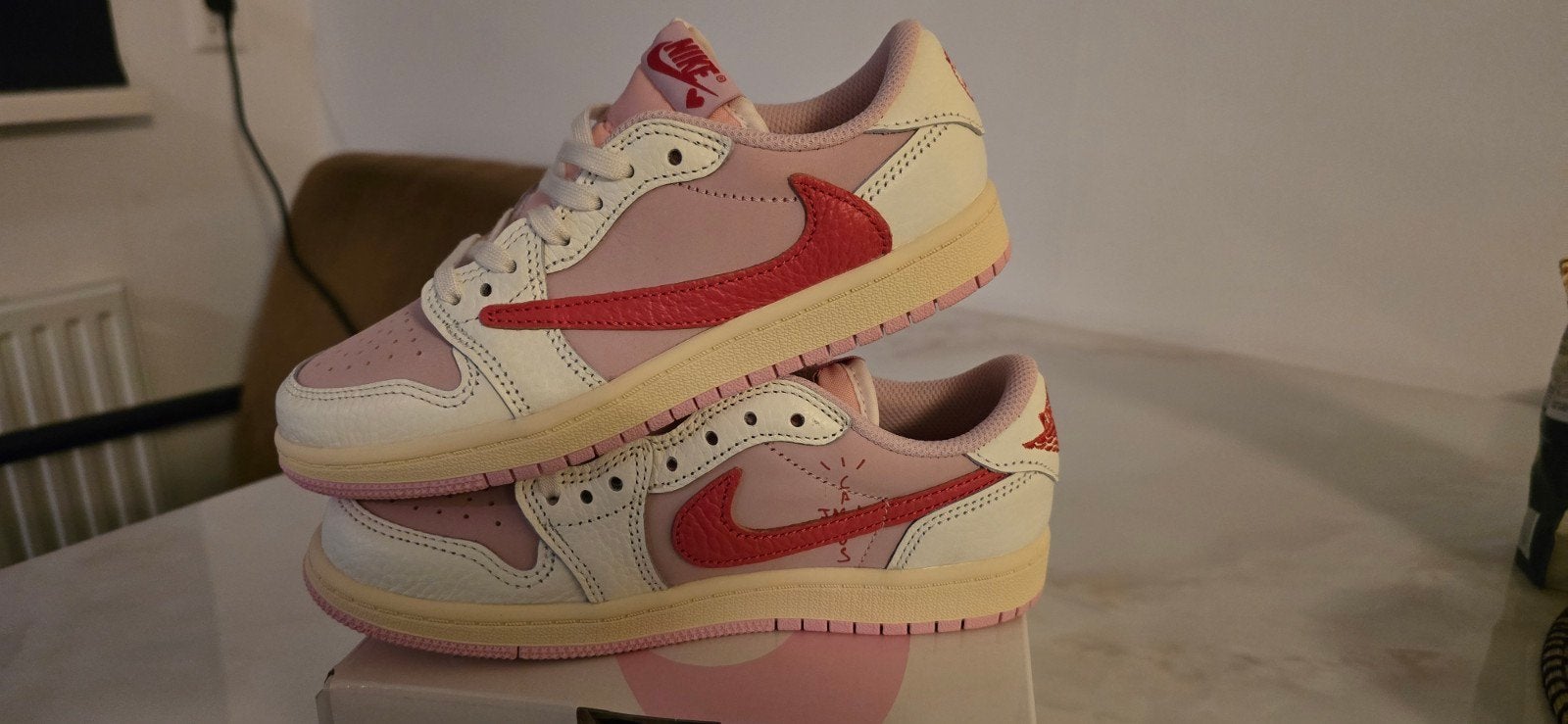 Nike Jordan 1 Low OG SP (PS) - Roze/Wit - Maat 34, Kinderen en Baby's, Verzenden, Jongen of Meisje, Schoenen, Nieuw