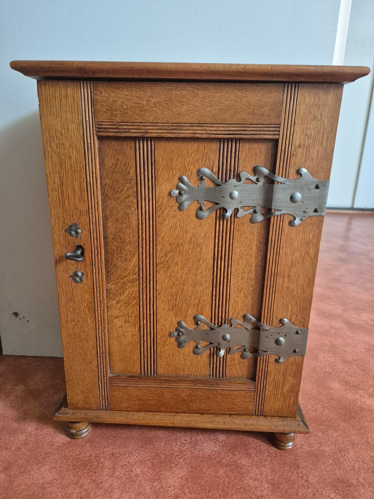 Antiek vintage houten kastje met decoratieve scharnieren, Ophalen