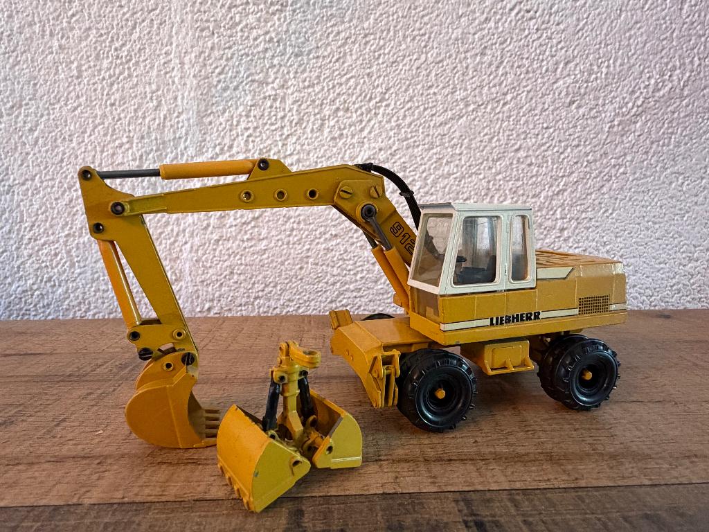liebherr 912 met bak en knijper, Ophalen of Verzenden, Zo goed als nieuw, Overige typen, Conrad
