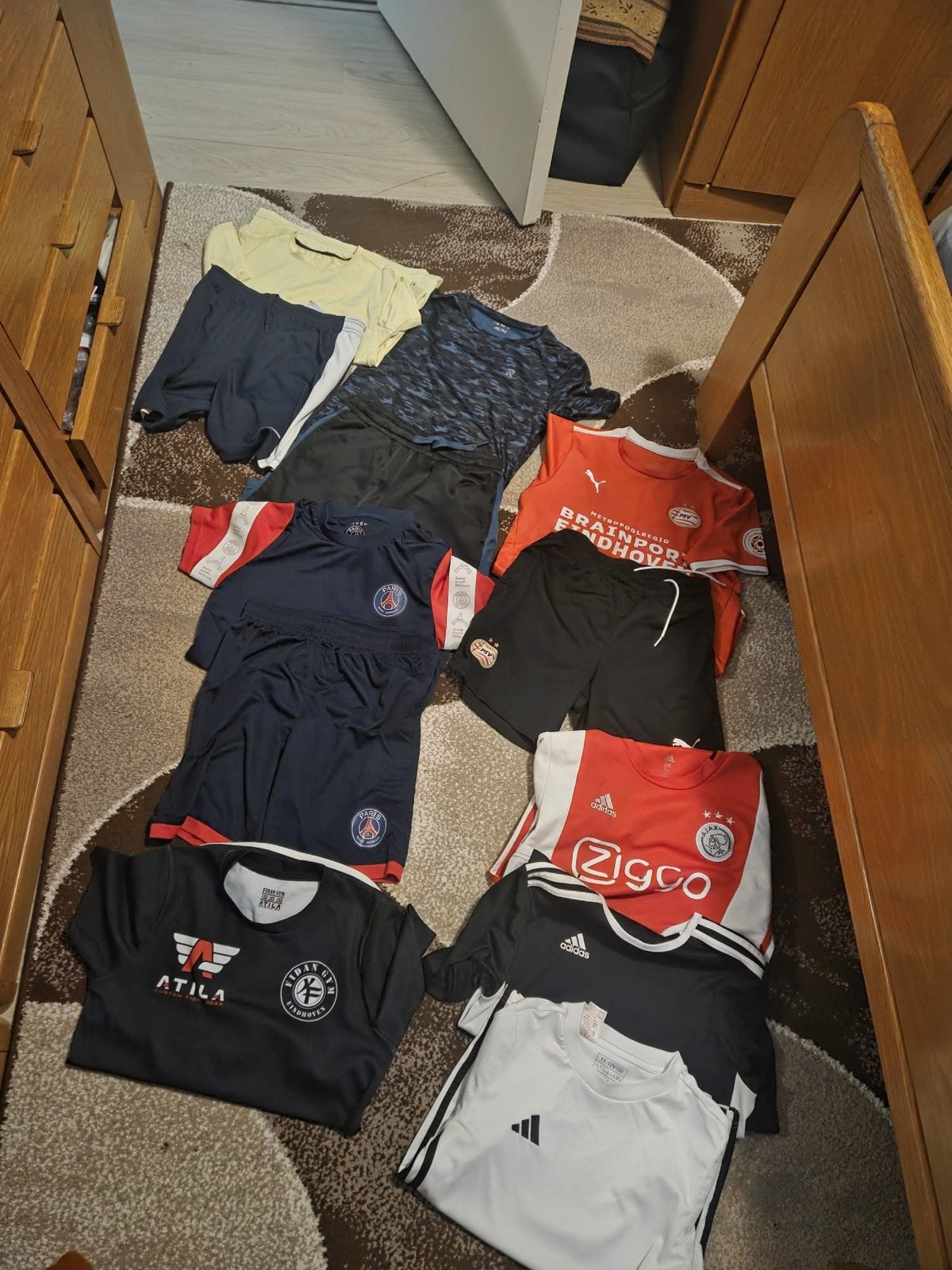Voetbalshirts en sportkleding pakket (diverse clubs), Ophalen, Zo goed als nieuw