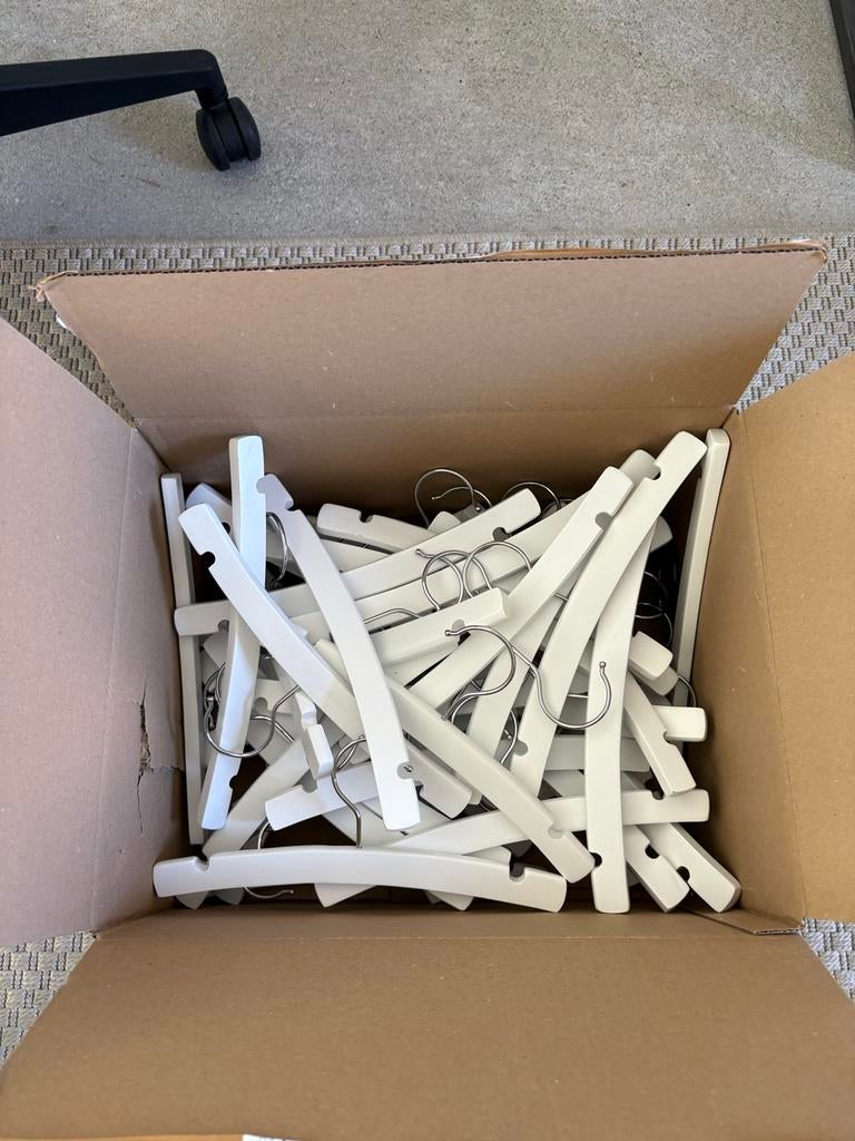 Partij witte houten kledinghangers (ca. 50 stuks), Ophalen of Verzenden, Gebruikt, Hout, Volwassenen