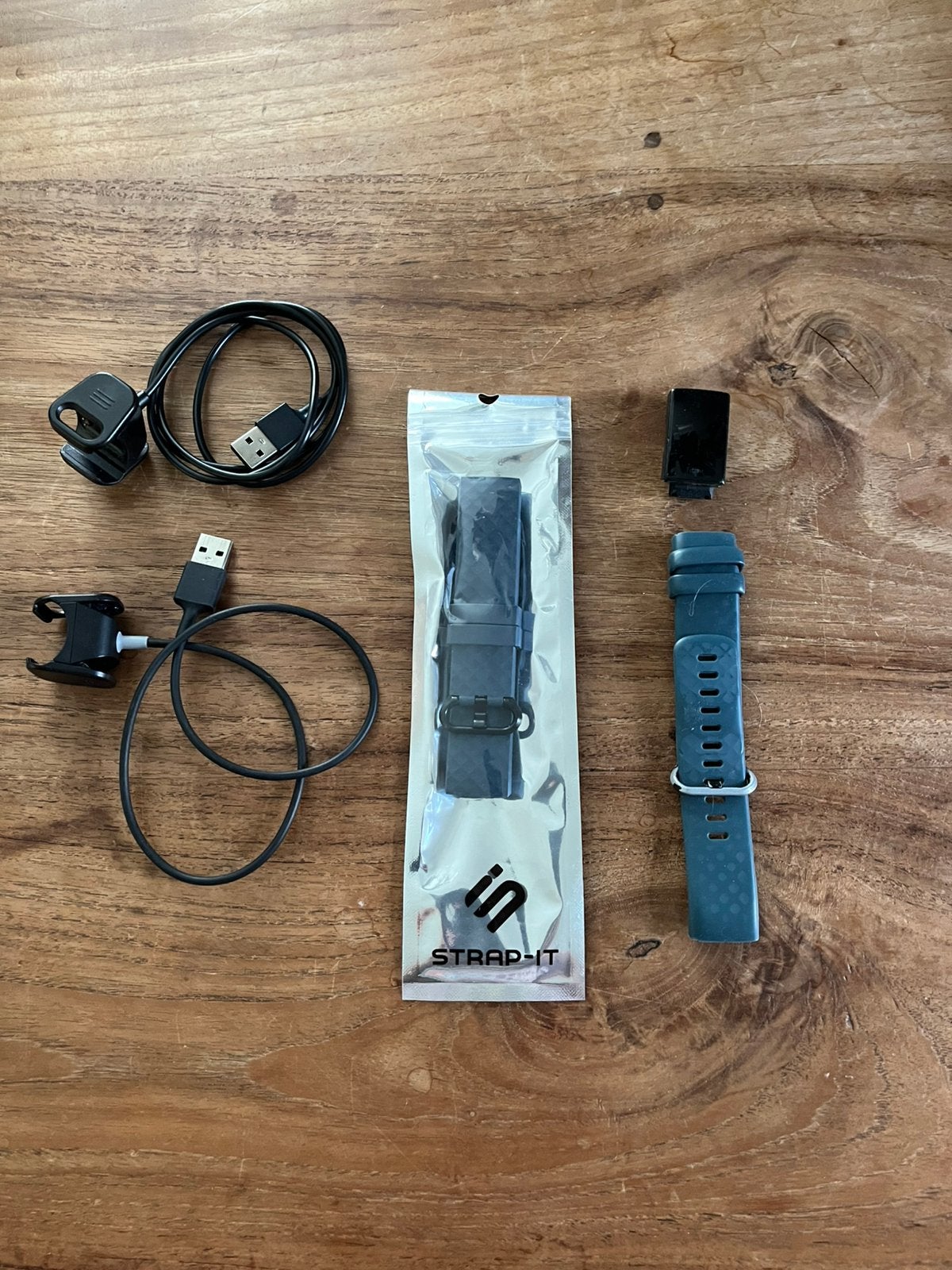 Fitbit charge 4 met 2 oplaadkabels en nieuw horlogebandje, Zwart, Nieuw, Fitbit, Waterdicht