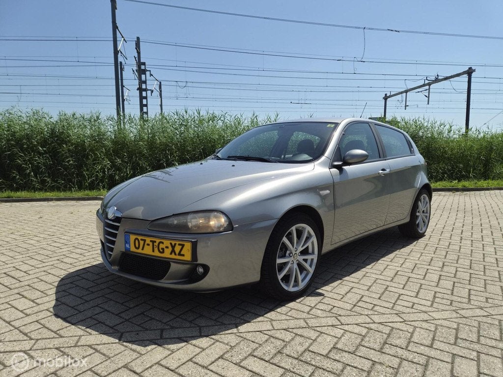 Alfa Romeo 147 2.0 T.Spark Collezione NIEUWE APK/AIRCO KOUD, Auto's, Alfa Romeo, Voorwielaandrijving, Gebruikt, Zwart, 150 pk