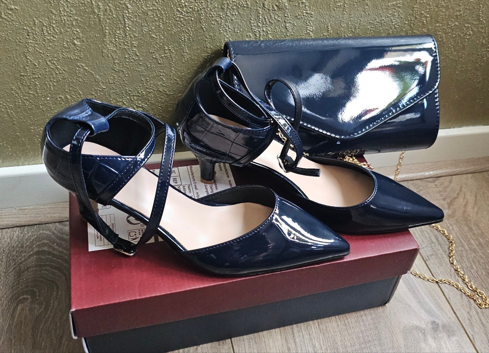 Pumps in lakleer (maat 40) en laktasje blauw, NIEUW, Ophalen of Verzenden, Zo goed als nieuw, Blauw