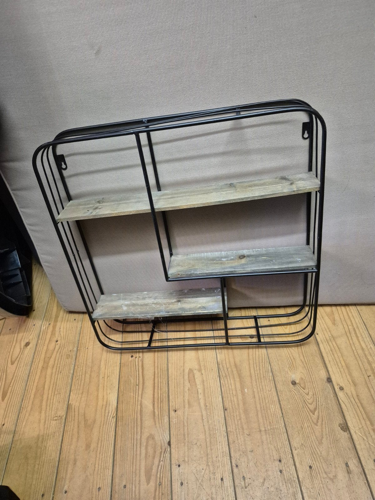 Metalen wandrek met houten planken, Ophalen