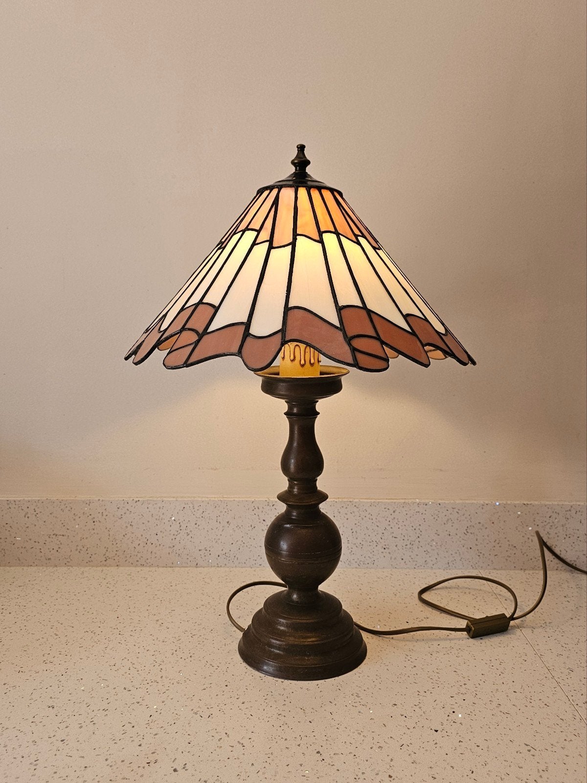 Tiffany stijl glas in lood lamp op oude zware voet, Antiek en Kunst, Ophalen