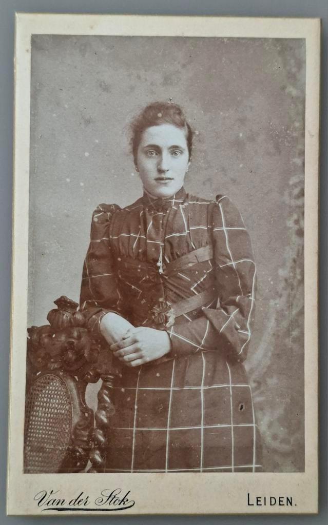 199 cdv jonge vrouw uit Leiden fotograaf J. van der Stok, Ophalen of Verzenden, Voor 1940, Gebruikt, Overige onderwerpen