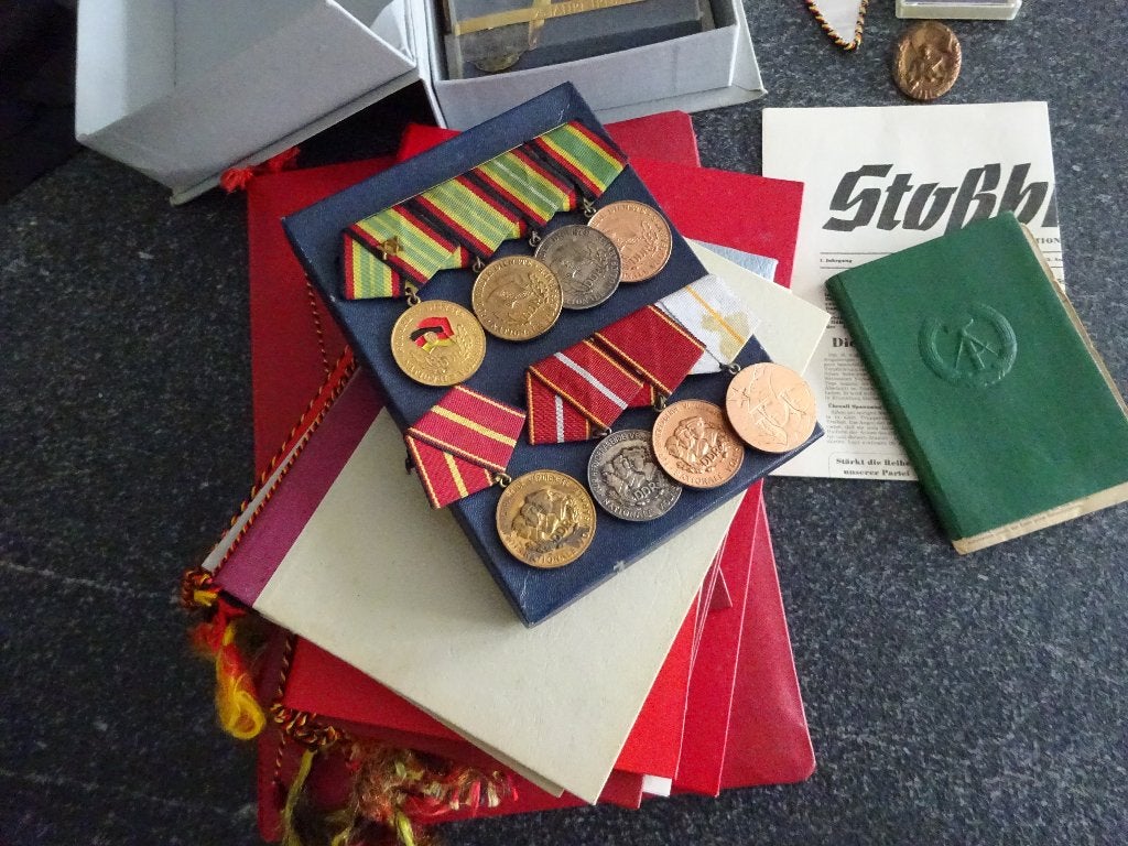 DDR: Grote set NVA met Ehrenzeichen zelfde persoon, Verzamelen, Militaria | Algemeen, Landmacht, Embleem of Badge, Duitsland, Ophalen of Verzenden