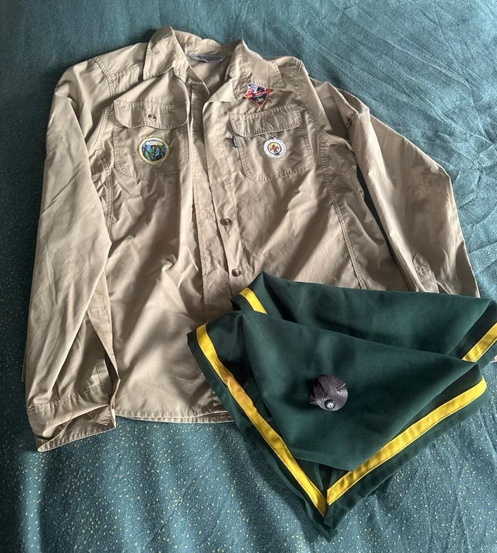 Scout uniform: blouse 38 en 2xdas met insignes, Verzamelen, Scouting, Ophalen of Verzenden, Gebruikt, Kleding