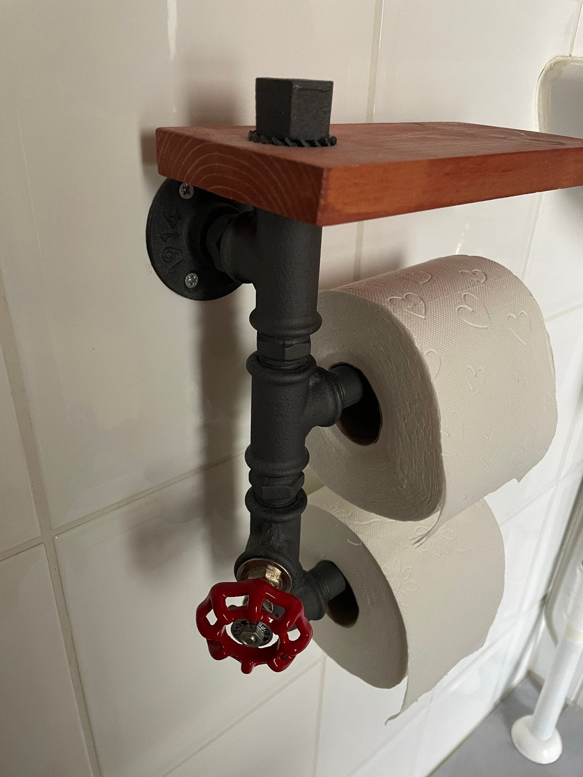 Industriële toiletrolhouder met houten plankje rood, Zwart, Ophalen of Verzenden, Zo goed als nieuw, Metaal