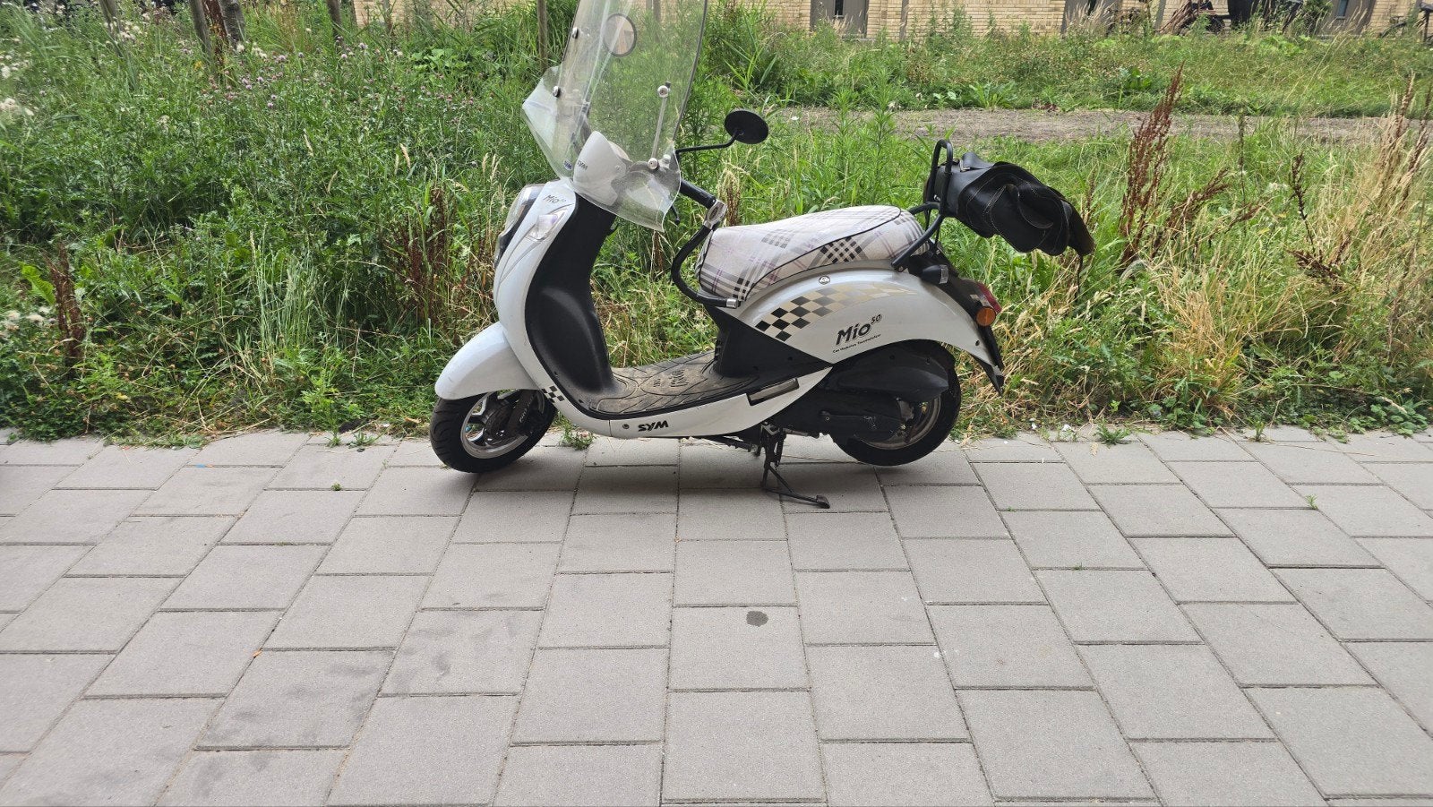 Sym Mio Scooter - Wit met windscherm en rugtas, Fietsen en Brommers, Scooters | Overige merken, Gebruikt, Benzine, Ophalen of Verzenden