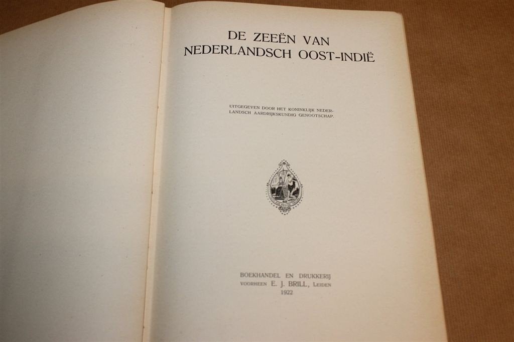 De Zeeën van Nederlandsch Oost-Indië — Diepzeekaarten 1922, Ophalen of Verzenden, Gelezen